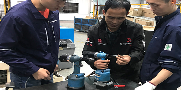 香蕉三级片免费气动工具帮您讲解香蕉视频安装螺母枪与全自动铆螺母枪的区别