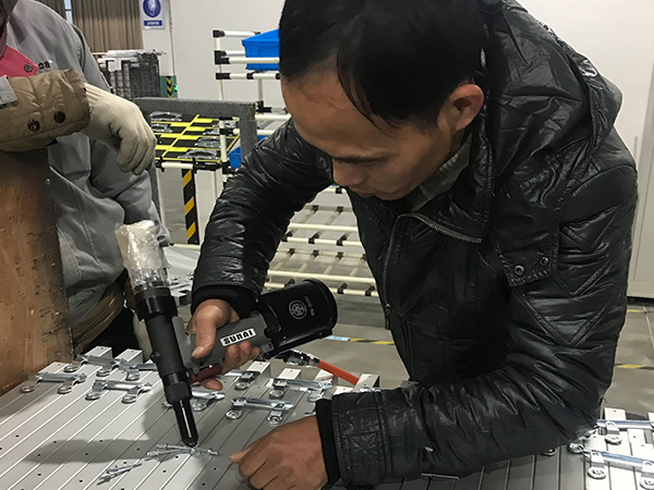 香蕉三级片免费师傅在给客户维修香蕉视频APP污版下载